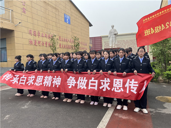 学生默哀.jpg