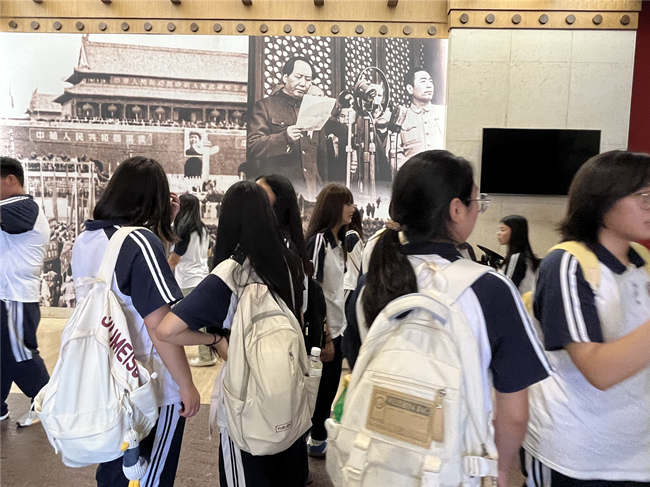 石家庄白求恩医学院新生西柏坡研学.jpg