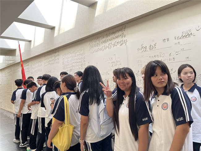 石家庄白求恩医学院新生西柏坡研学.jpg