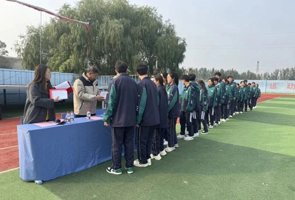 石家庄白求恩医学院校领导为新生颁奖.jpg 石家庄白求恩医学院校领导为新生颁奖.jpg