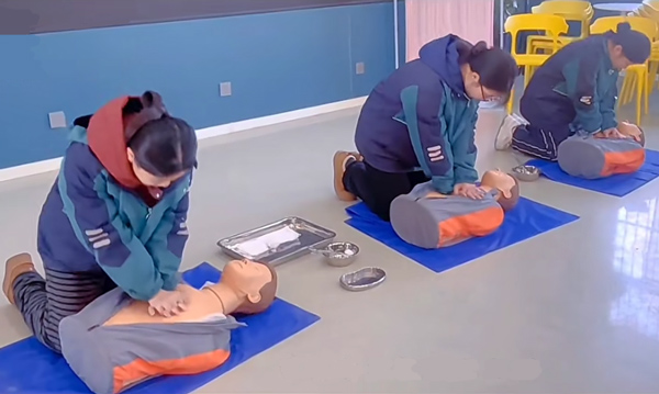 白求恩学生心肺复苏实训二.jpg