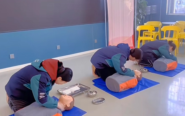 白求恩学生心肺复苏实训一.jpg