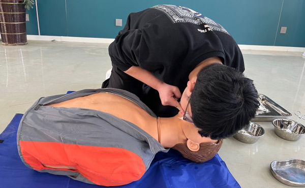 白求恩学生心肺复苏实训四.jpg